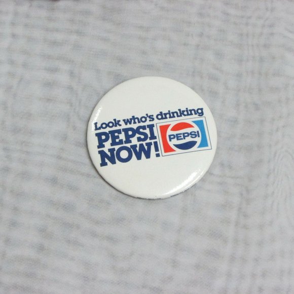 Pepsi Vintage Pinback Button Soda Advertising Swag LOOK WHO'S DRINKING PEPSI NOW - Picture 2 of 4